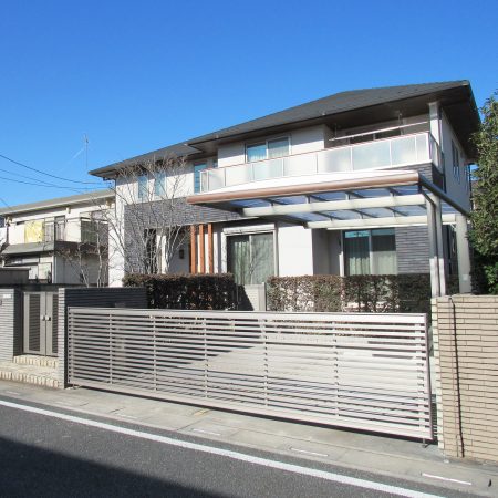 大きな特注カーゲートを取り付けて、オープン外構からクローズ外構へリフォーム