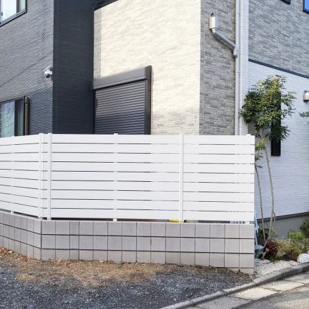 よりプライバシーを守れる目隠しフェンスの取り付けとフェンスにジャストフィットした樹脂製ウッドデッキ