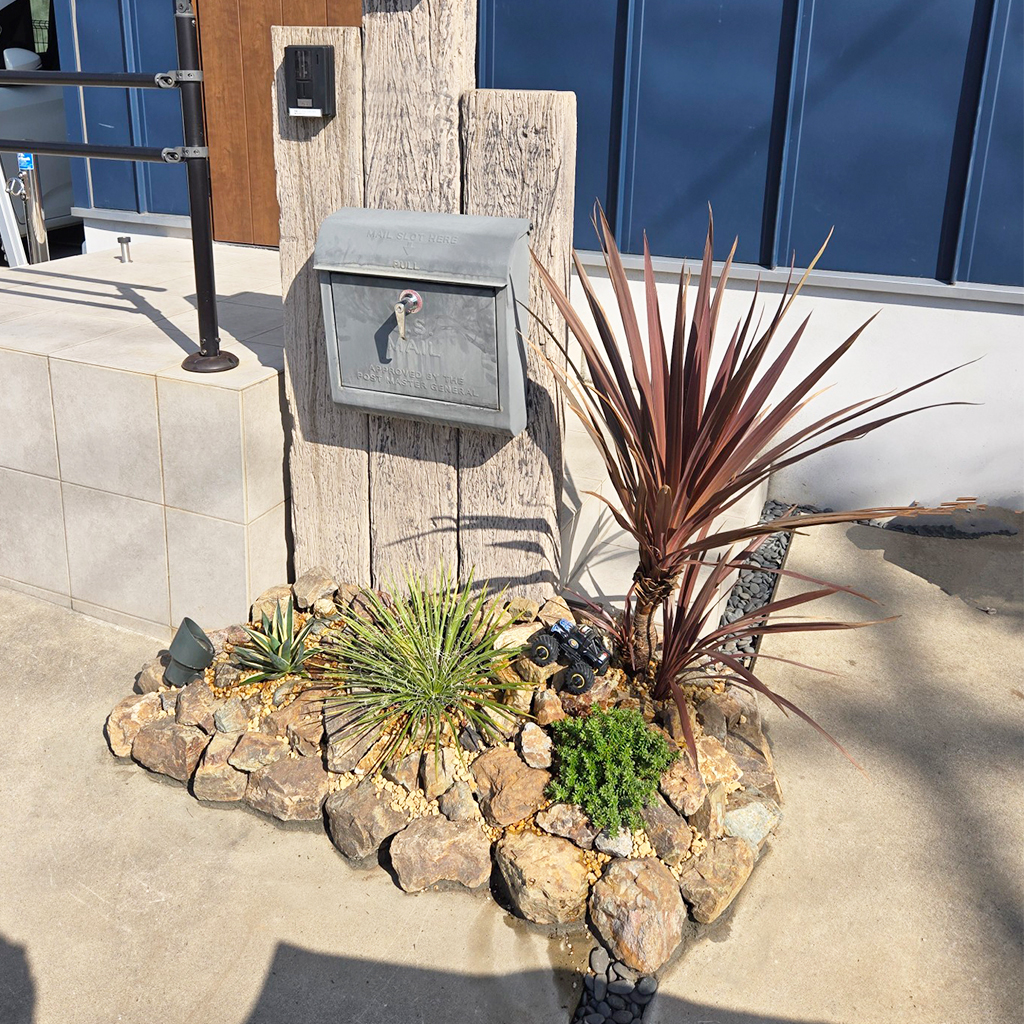 門柱まわりのワンポイントでもオシャレにするドライガーデン施工