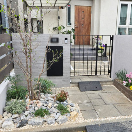 和風テイストも盛り込んだワンポイントの門前ガーデン