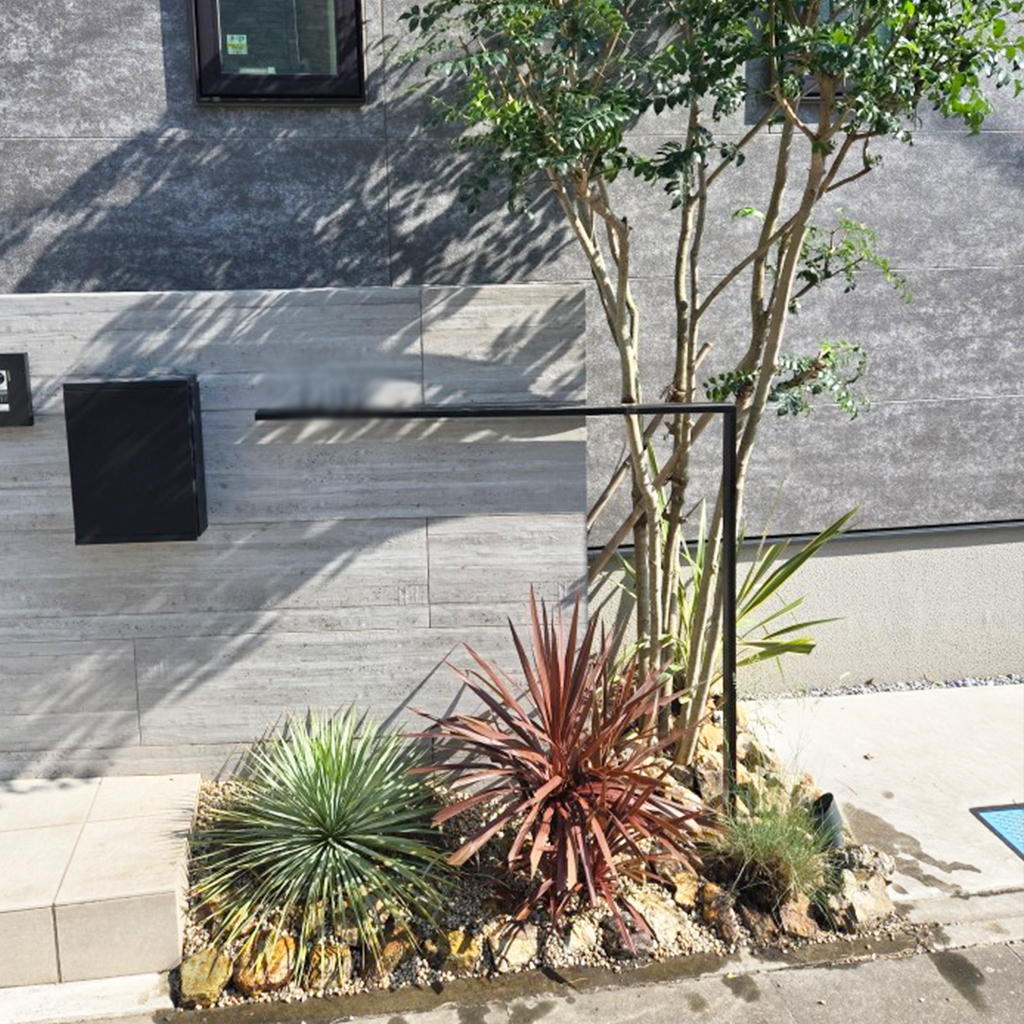 伸びすぎた植物の取り換えと剪定で、玄関の印象を一新