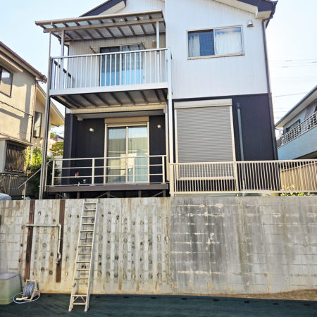 草木が生い茂ってしまった掘り下がった庭をフラットにリニューアル