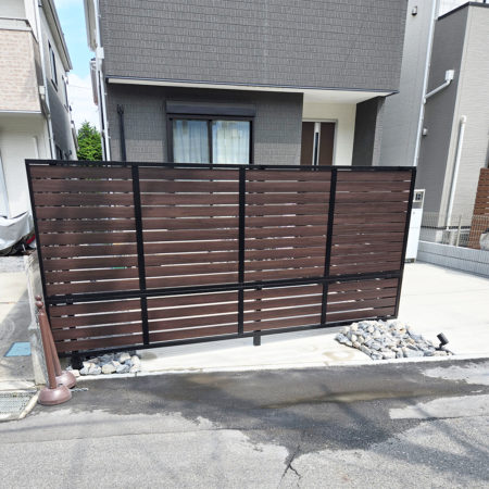 既存の駐車場をプライベートスペースにもできる大きなコの字型目隠しフェンス