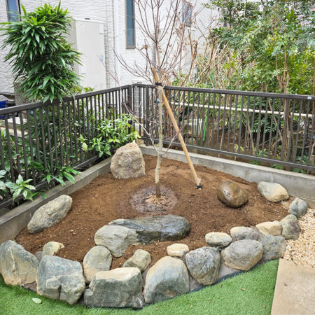 庭石・飛石を再利用し、信楽錆砂利×人工芝×植栽で「お手入れしやすく映える庭」へとリガーデン