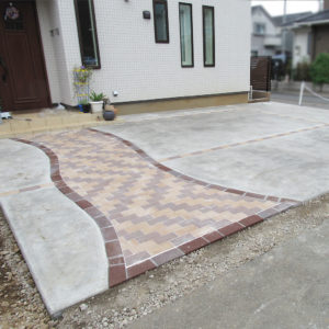 美しい曲線とレンガが導く、温もりあふれる理想のアプローチ