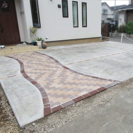 美しい曲線とレンガが導く、温もりあふれる理想のアプローチ