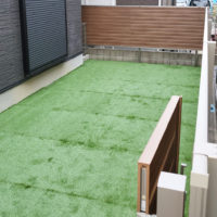 草木が生い茂ってしまった掘り下がった庭をフラットにリニューアル